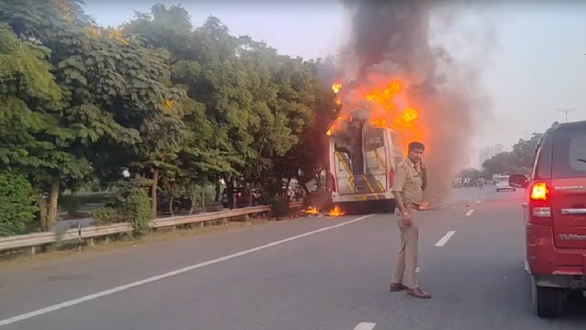 चलती डबल डेकर बस में लगी आग: नोएडा-ग्रेटर नोएडा एक्सप्रेसवे पर हादसा, सवारियों में मची अफरा-तफरी, देखें वीडियो