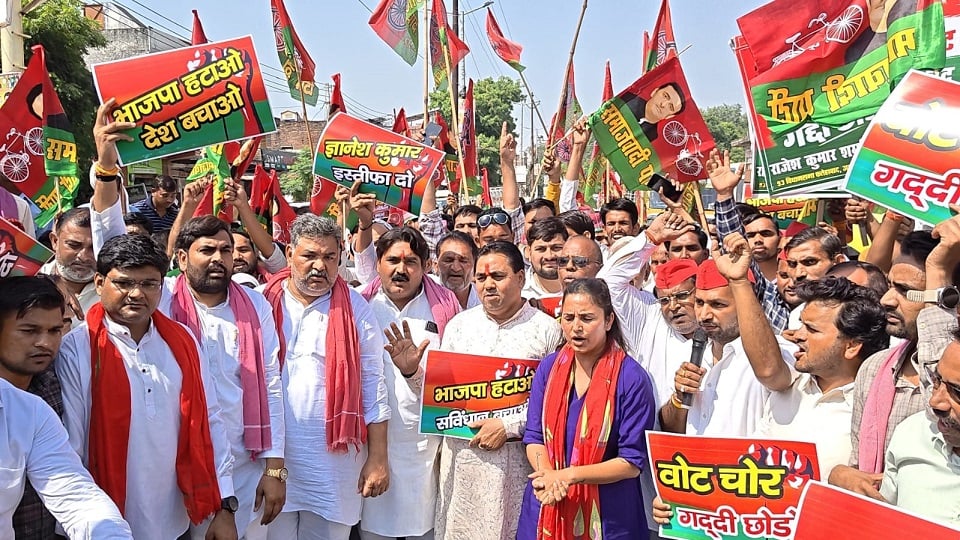 फतेहाबाद में सपा का प्रदर्शन: पैदल मार्च निकालकर जताया विरोध, राज्यपाल के नाम तहसीलदार को सौंपा ज्ञापन