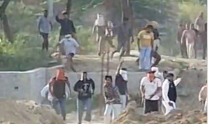 मथुरा: 20 लाख की रंगदारी न देने पर फायरिंग, ईंटों के पीछे छिपकर मजदूरों ने बचाई जान; कार में की तोड़फोड़