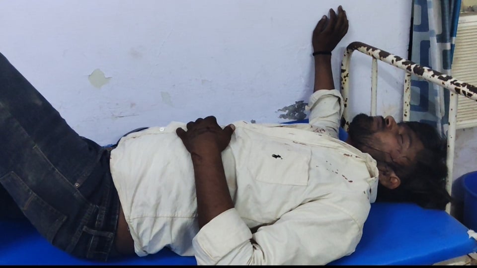 भाजपा की बैठक में बवाल: पदाधिकारियों के समर्थकों में भिड़ंत, ईंट से फोड़ा युवक का सिर; मची अफरा-तफरी