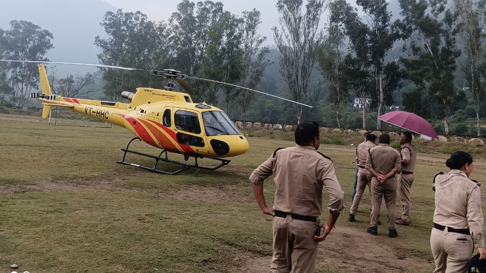 रुद्रप्रयाग: मौसम हुआ खराब, अगस्त्यमुनि खेल मैदान में हेलीकॉप्टर की इमरजेंसी लैंडिंग, छह यात्री थे सवार