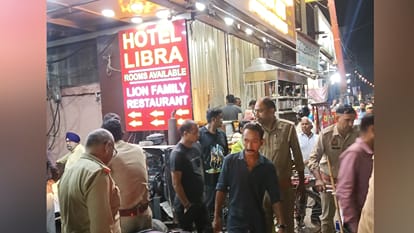 हाेटल पहुंची पुलिस और एकत्र लोग।