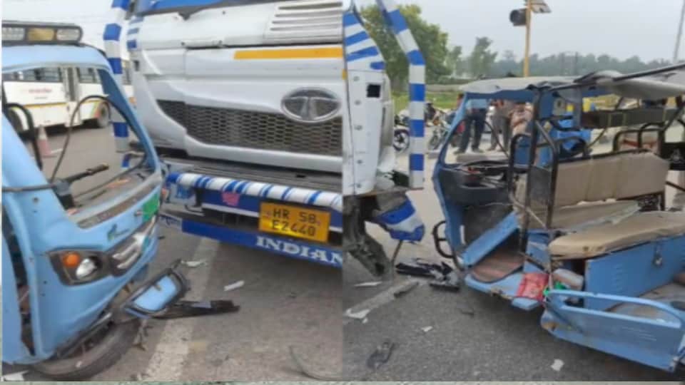 Meerut: Speeding Truck Hits E-Rickshaw on Bahchaula Flyover, Three Injured