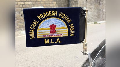 विधायकों की गाड़ियों पर लहराने लगी नीली झंडी।