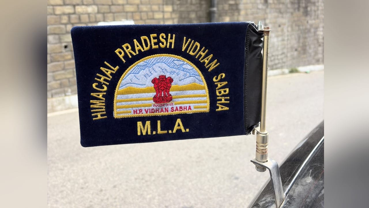 विधायकों की गाड़ियों पर लहराने लगी नीली झंडी।