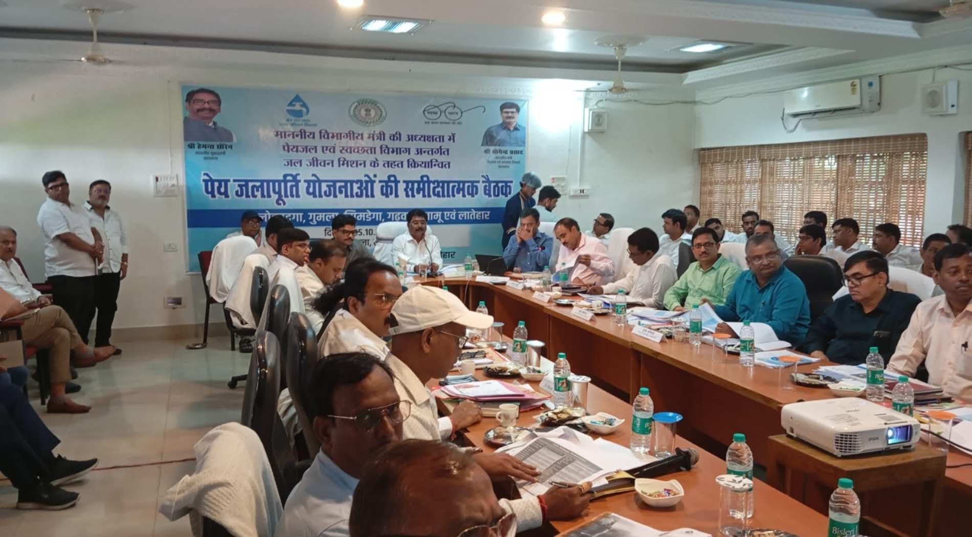 जल जीवन मिशन की योजनाओं में लापरवाही पर मंत्री नाराज