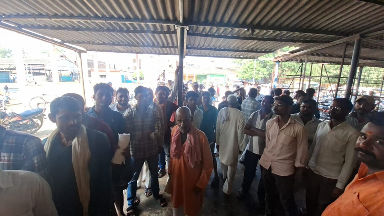 Jalaun Chaos over fertilizer at Orai Mandi long queues of farmers despite official claims