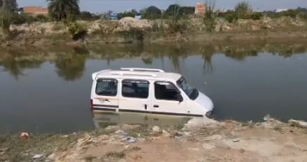 Kanpur Intoxicated youth floors the accelerator EcoSport plunges into canal with mechanic inside