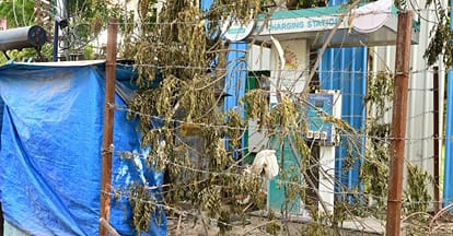 रतनलाल नगर में कंटीले तारों से घिरा चार्जिंग स्टेशन