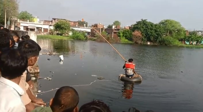 हमीरपुर: देवलिया देव तालाब में कूदा युवक, गोताखोरों की मदद से तलाश जारी, घर में मिला सुसाइड नोट, लिखी ये बातें