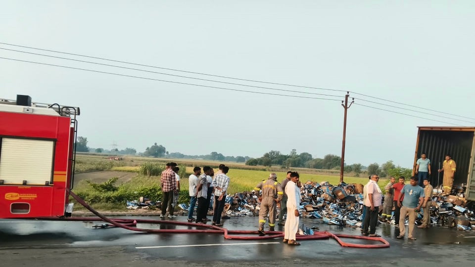 मैनपुरी में भयानक हादसा: बाइक को रौंदने के बाद कंटेनर में लगी आग, मां और दो मासूम बेटियों की मौत; पिता गंभीर