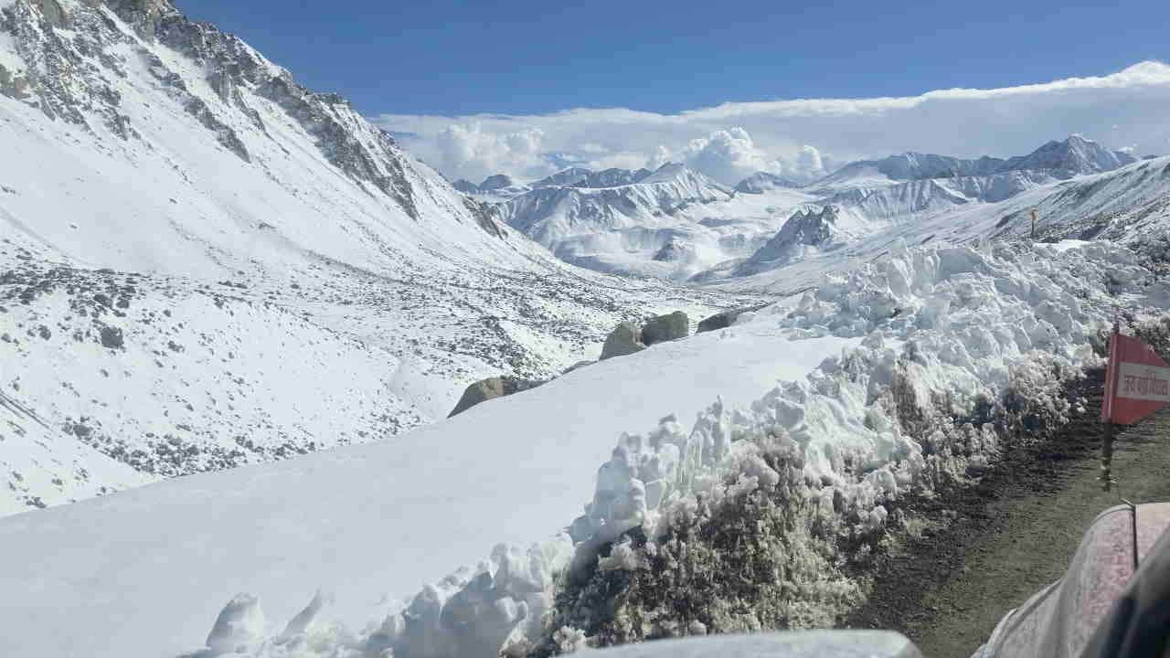 Snowfall in Uttarakhand mana pass deotal covered in Snow After Heavy Snowfall Route Remains Closed chamoli