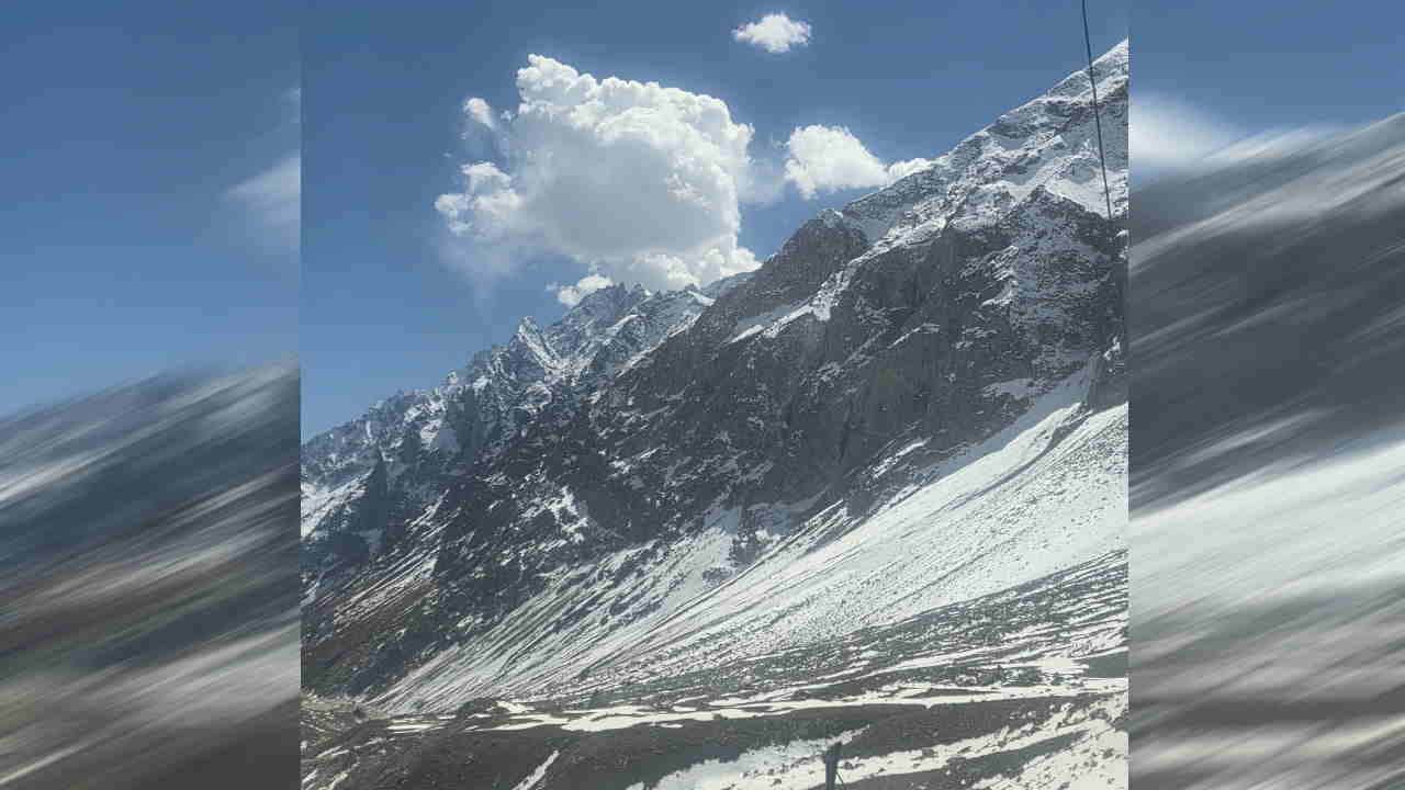 Snowfall in Uttarakhand mana pass deotal covered in Snow After Heavy Snowfall Route Remains Closed chamoli
