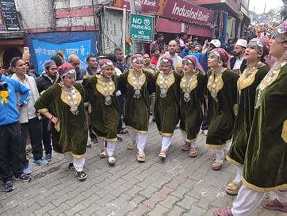 Mussoorie  Winter Festival after 12 years 40 teams showcased glimpses of folk culture in the procession