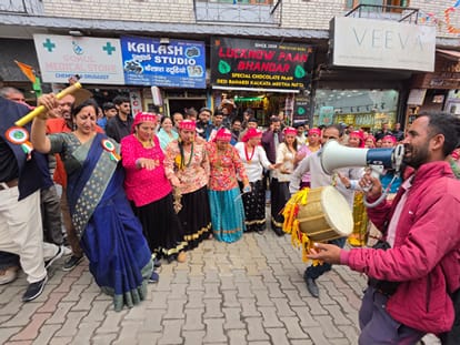 Mussoorie  Winter Festival after 12 years 40 teams showcased glimpses of folk culture in the procession