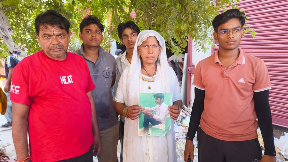 यूपी: 'दीक्षा की राह में गुम हुआ बेटे को डॉक्टर बनते देखने का सपना'; प्रेमानंद के आश्रम के बाहर तड़पते मां-बाप