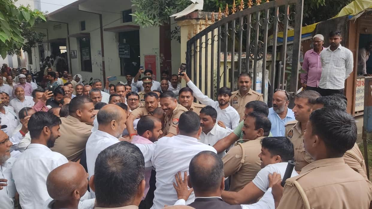 Lawyers in Mau staged a protest alleging irregularities in voter list and clashed with police over