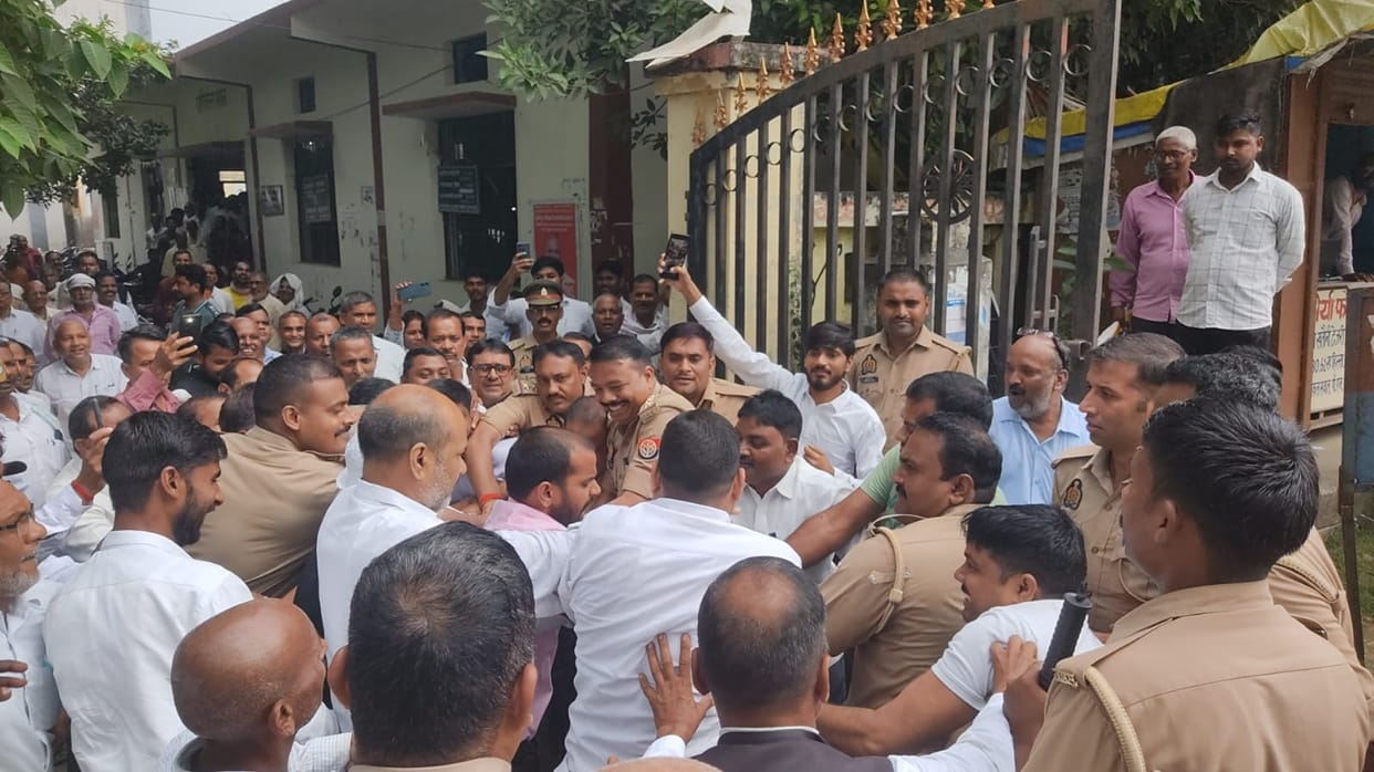 Lawyers in Mau staged a protest alleging irregularities in voter list and clashed with police over