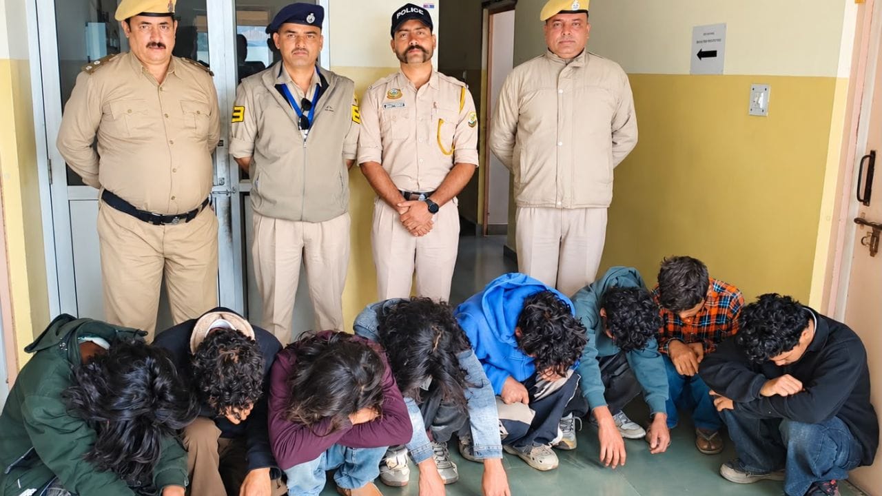 पुलिस की गिरफ्त में आरोपी।