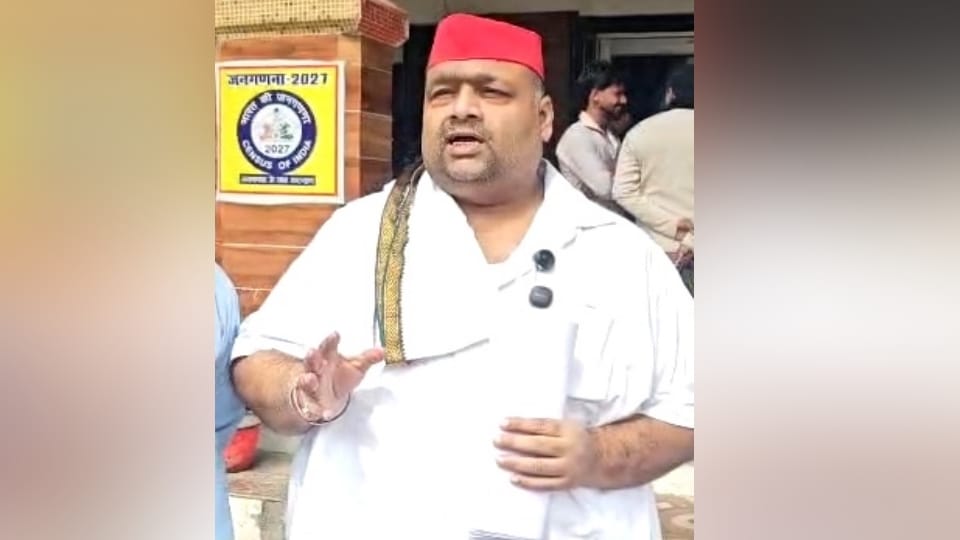 Saharanpur: Scuffle breaks out between councilors at the Mayor's office; Raees Pappu splits Tinku Arora's head