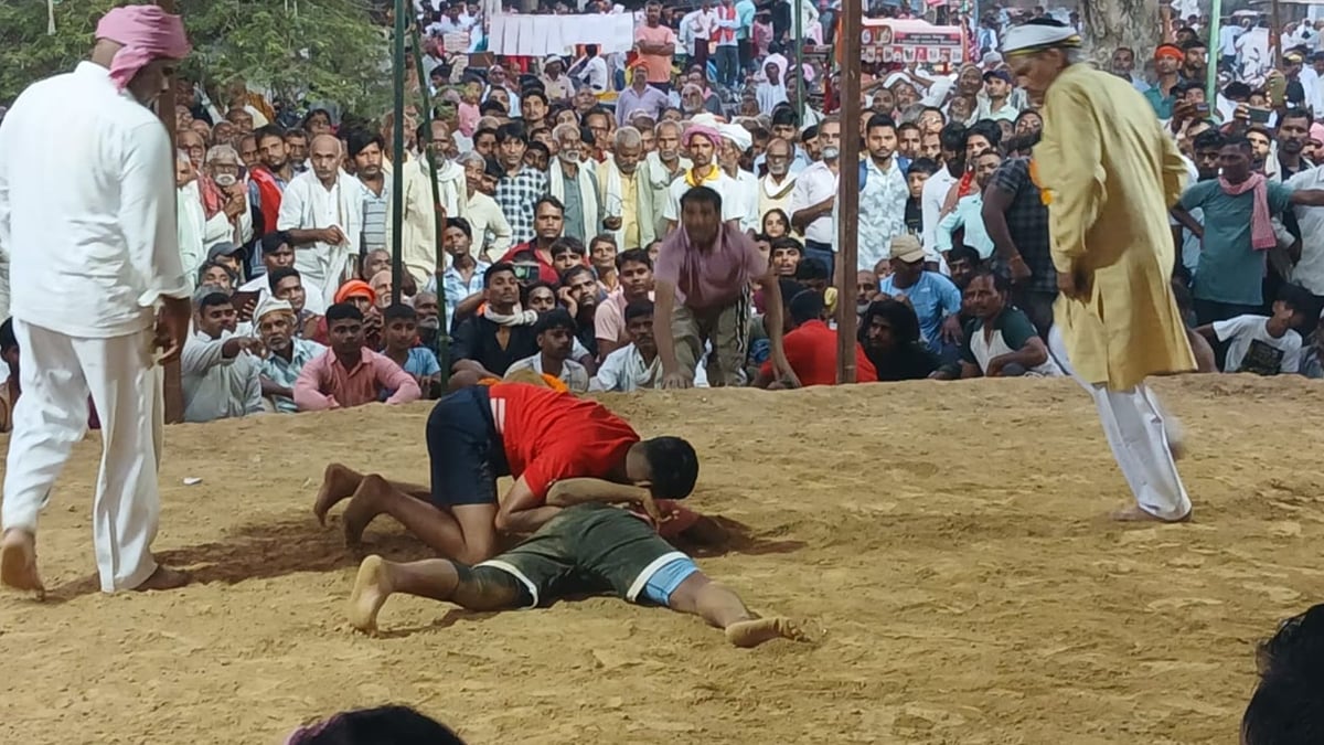 कुश्ती दंगल प्रतियोगिता: बनारस के यशवंत ने पंजाब के नरेश को पटक कर जीते 40 हजार, 24 पहलवानों ने दिखाया दम