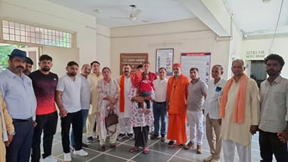 पीड़ित महिला और संगठन के लोग