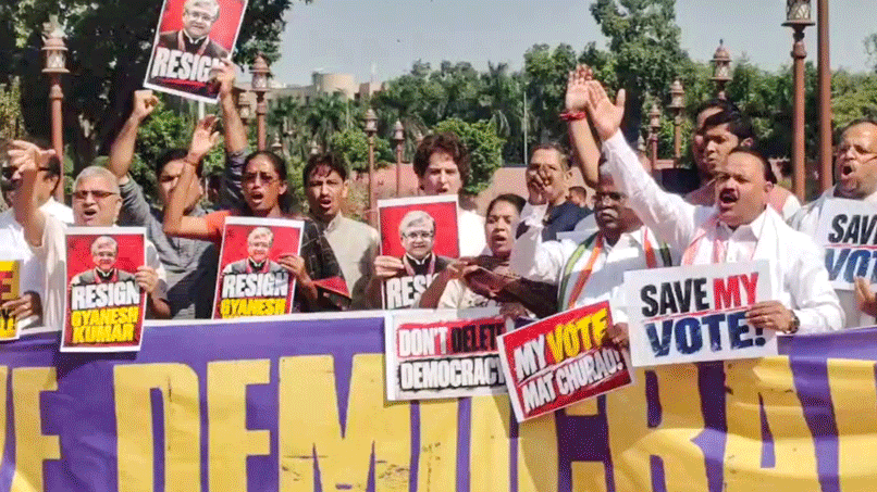 پولیس نے راہل اور پرینکا گاندھی کو حراست میں لیا