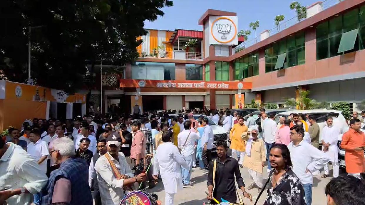UP: All eight Rajya Sabha candidates arrived at the BJP state headquarters; they received a rousing welcome ac