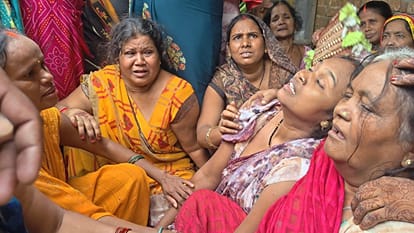 रोते- बिलखते परिजन