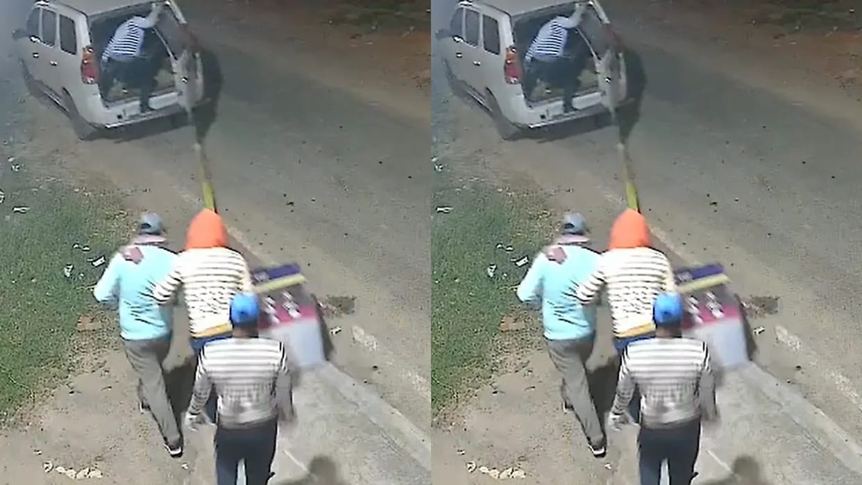 Thieves Uproot Entire ATM Machine in Deoghar and Escape in Car Video goes Viral