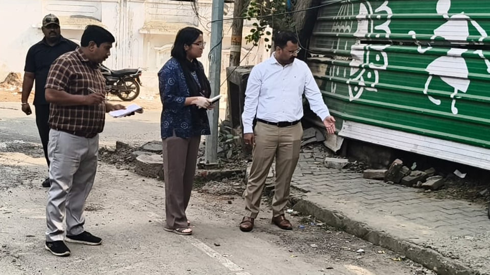 कानपुर: नगर आयुक्त बोले- तीन से चार दिन में भरें गड्ढे, वरना ब्लैकलिस्ट की होगी कार्रवाई