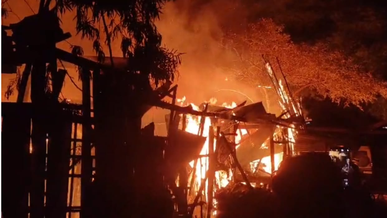 sagar saraswati garden wood depot fire 20 lakh loss