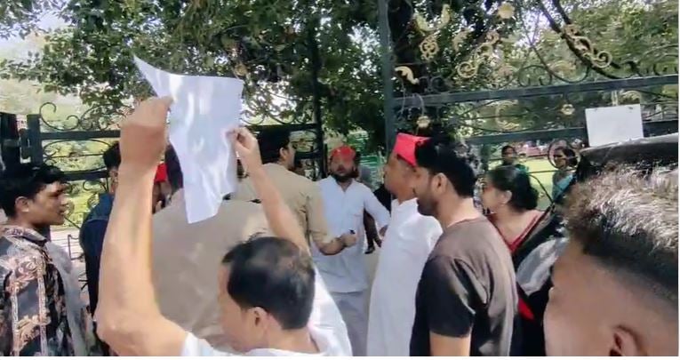 सपा का प्रदर्शन: मुख्य चुनाव आयुक्त का पुतला फूंकने पर पुलिस से भिड़े कार्यकर्ता, नोकझोंक-धक्कामुक्की