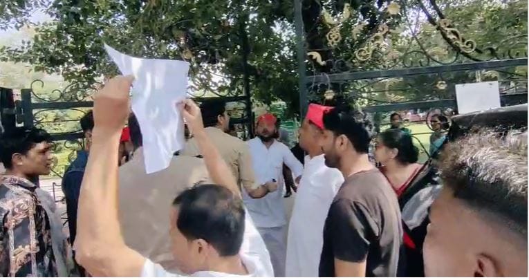 SP Workers Clash with Police During Protest Over Burning of Chief Election Commissioner's Effigy in Agra
