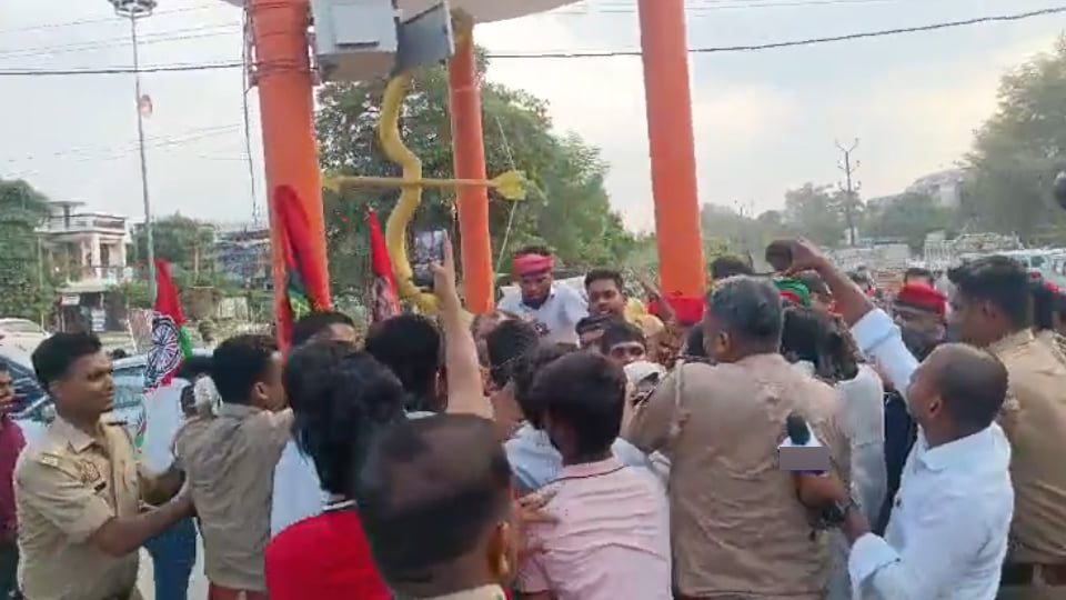 कानपुर: अखिलेश की हिरासत पर सपाइयों का प्रदर्शन, पुतला फूंकने से रोकने पर पुलिस से भिड़े, धक्कामुक्की