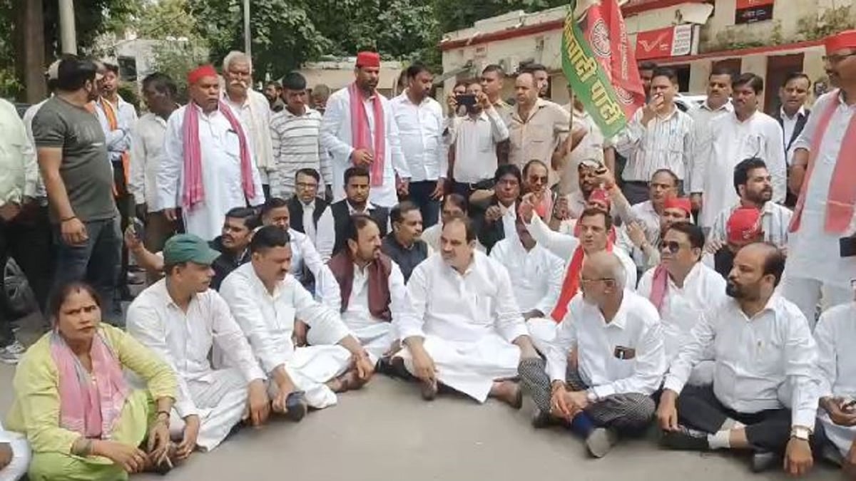 पीलीभीत: अखिलेश यादव को हिरासत में लिए जाने का विरोध, सपा कार्यकर्ताओं ने किया प्रदर्शन