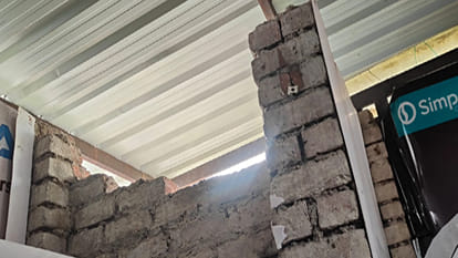 टाइल्स की दुकान में दीवार तोड़कर लाखों की चोरी