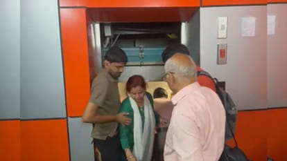 टीकमगढ़ रेलवे स्टेशन पर लिफ्ट गिरने के बाद लोगों को निकाला गया।