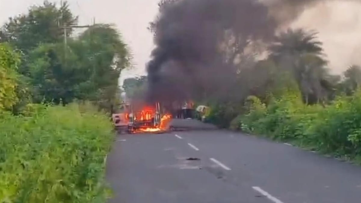 Jhansi: थार बनी आग का गोला, जलकर हुई खाक, चिरगांव-भांडेर रोड पर बेहटा गांव के पास की घटना