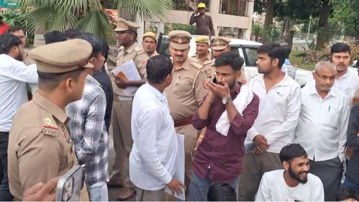 आजमगढ़: अखिलेश की गिरफ्तारी के विरोध में सपा का कलेक्ट्रेट पर धरना, कार्यकर्ताओं ने जमकर लगाए नारे