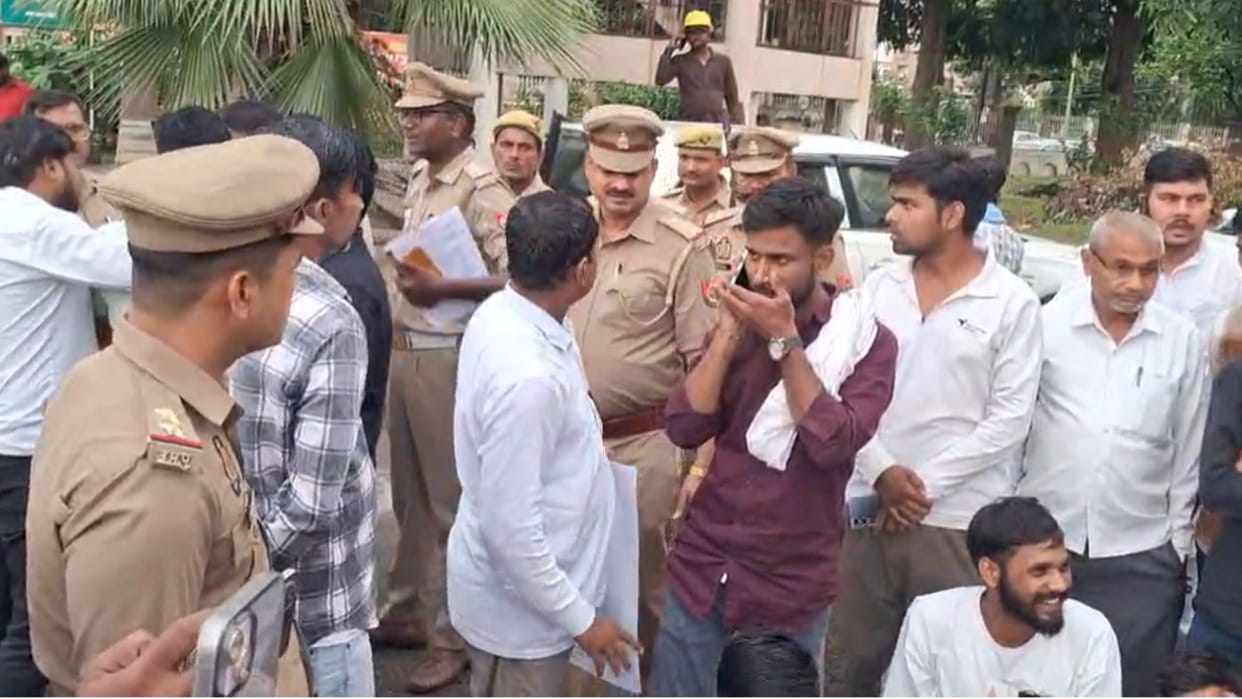Samajwadi party leaders stages sit-in at Collectorate in Azamgarh to protest Akhilesh arrest