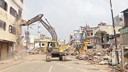 वाराणसी में बुलडोजर कार्रवाई