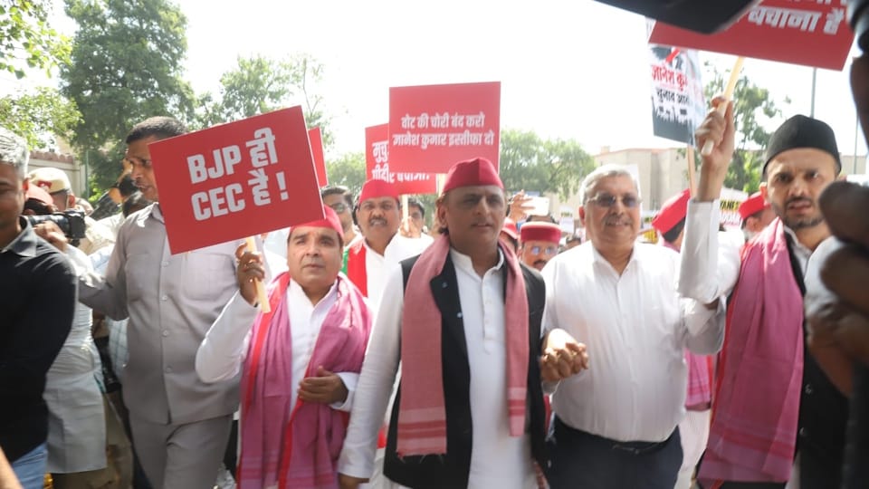 Opposition MPs hold protest march over the issue of 'vote theft'; Sansad Marg blocked from all sides
