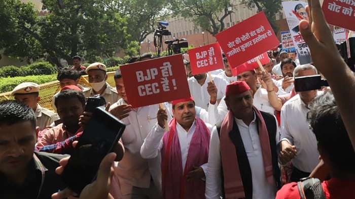 Opposition MPs hold protest march over the issue of 'vote theft'; Sansad Marg blocked from all sides