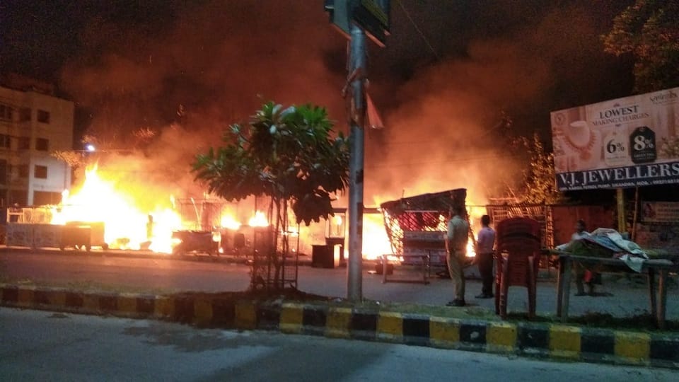 Agra: Fire breaks out at a dhaba following an explosion; chaos ensues.