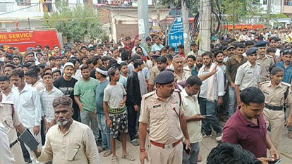 आग और धुएं का गुबार देखकर बड़ी संख्या में लोग मौके पर जुट गए।