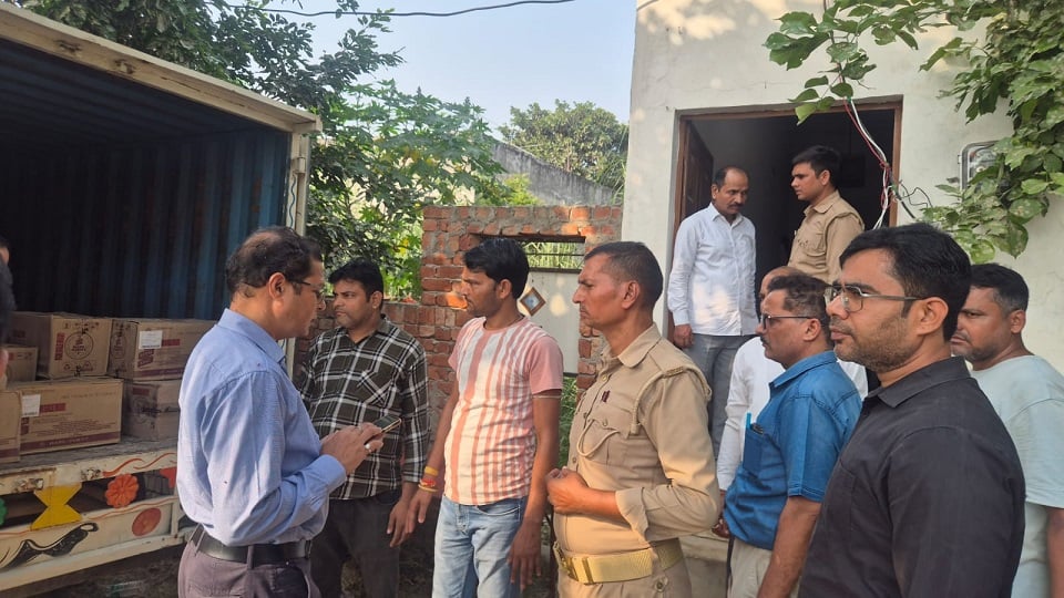 गाजियाबाद: 93 पेटी अवैध शराब के साथ पिता-पुत्र गिरफ्तार, अपने इलाके में दोनों करते थे सप्लाई, देखें वीडियो