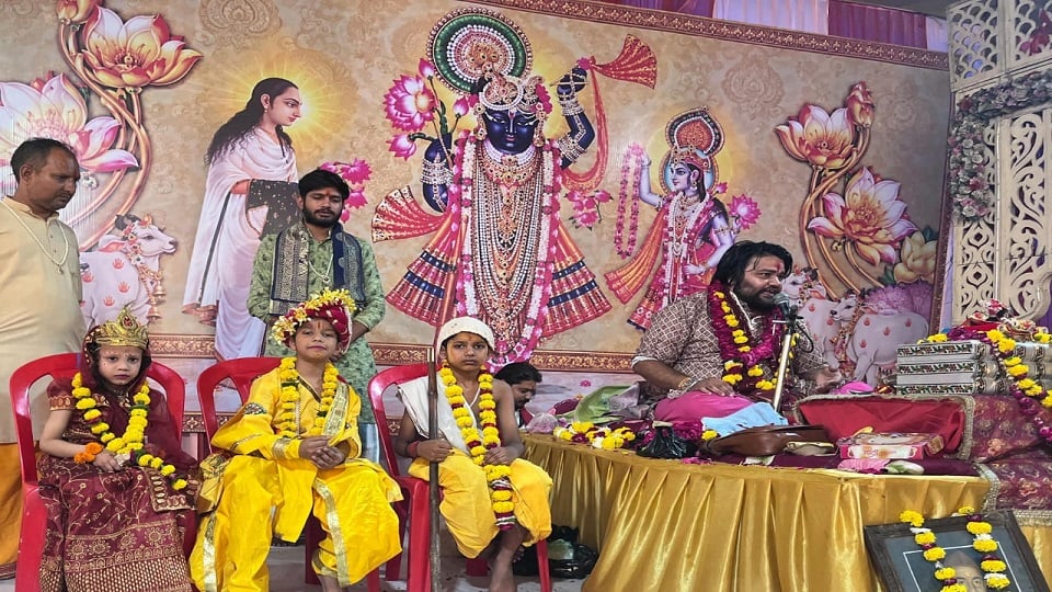 आगरा: सुदामा चरित्र सुन भावुक हुए श्रद्धालु, प्रभु भक्ति से जुड़ने का दिया भक्तों को संदेश