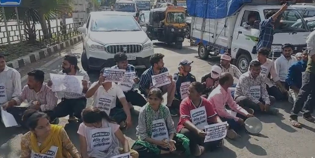 मेरिट में चयन फिर भी जॉइनिंग नहीं: थालियां बजाकर सड़क पर बैठे वर्ग-3 शिक्षक अभ्यर्थी, भोपाल में किया चक्काजाम