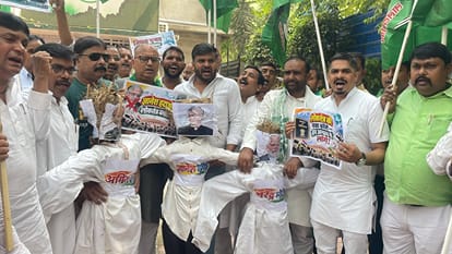 पटना में ज्ञानेश कुमार के खिलाफ प्रर्दशन।